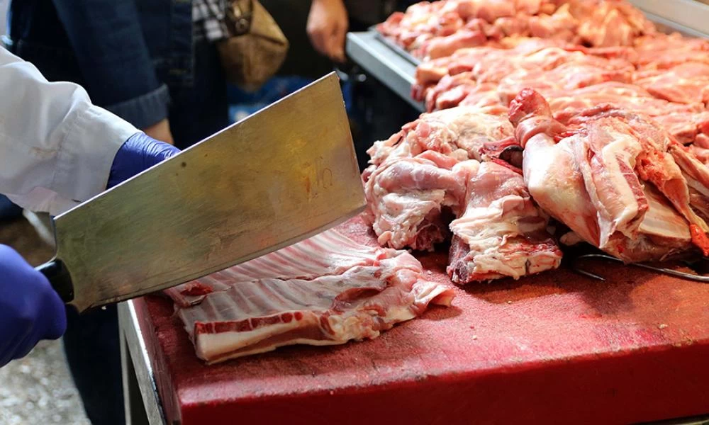 Ηράκλειο: «Δεν χτύπησα τον πελάτη» λέει ο κρεοπώλης–«Αυτός πέταξε την σακούλα λες και είμαστε σκουπίδια»